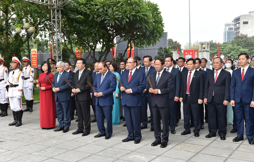 Chủ tịch nước Nguyễn Xuân Phúc và đoàn tưởng niệm Tổng Bí thư Nguyễn Văn Cừ. Ảnh: VGP Chủ tịch nước Nguyễn Xuân Phúc và đoàn tưởng niệm Tổng Bí thư Nguyễn Văn Cừ. Ảnh: VGP