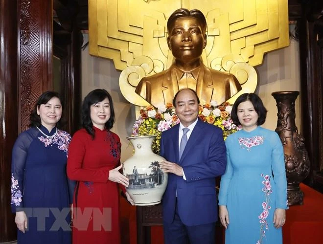 Chủ tịch nước Nguyễn Xuân Phúc tặng quà khu lưu niệm Tổng Bí thư Nguyễn Văn Cừ. Ảnh: TTXVN Chủ tịch nước Nguyễn Xuân Phúc tặng quà khu lưu niệm Tổng Bí thư Nguyễn Văn Cừ. Ảnh: TTXVN