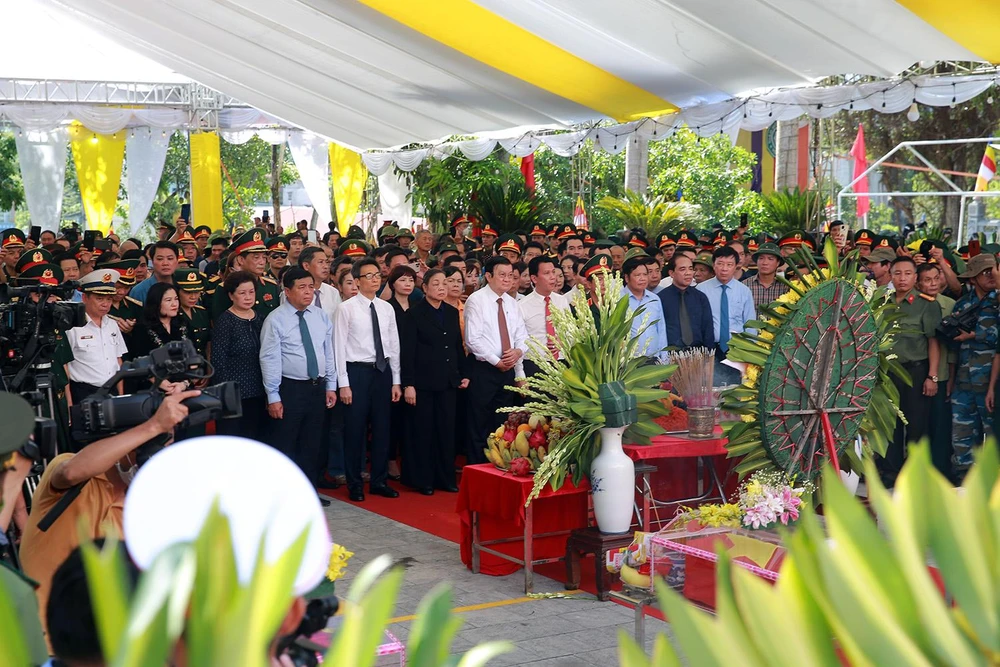 Các lãnh đạo, nguyên lãnh đạo Đảng, Nhà nước, các bộ ngành, địa phương, đông đảo cựu chiến binh, nhân dân dành phút mặc niệm, truy điệu, an táng hài cốt các liệt sỹ. Ảnh: VGP