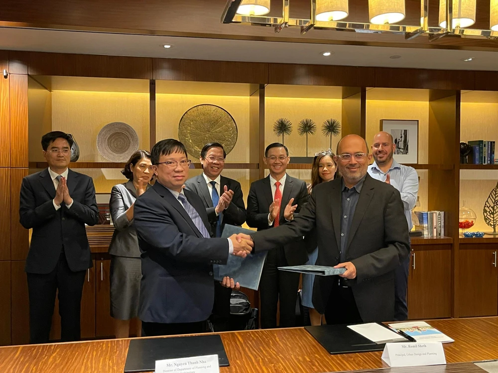 Lãnh đạo Sở QH-KT TP.HCM và Công ty Sasaki Associates ký kết hợp tác. Ảnh: NGỌC DIỄM (SGGP)