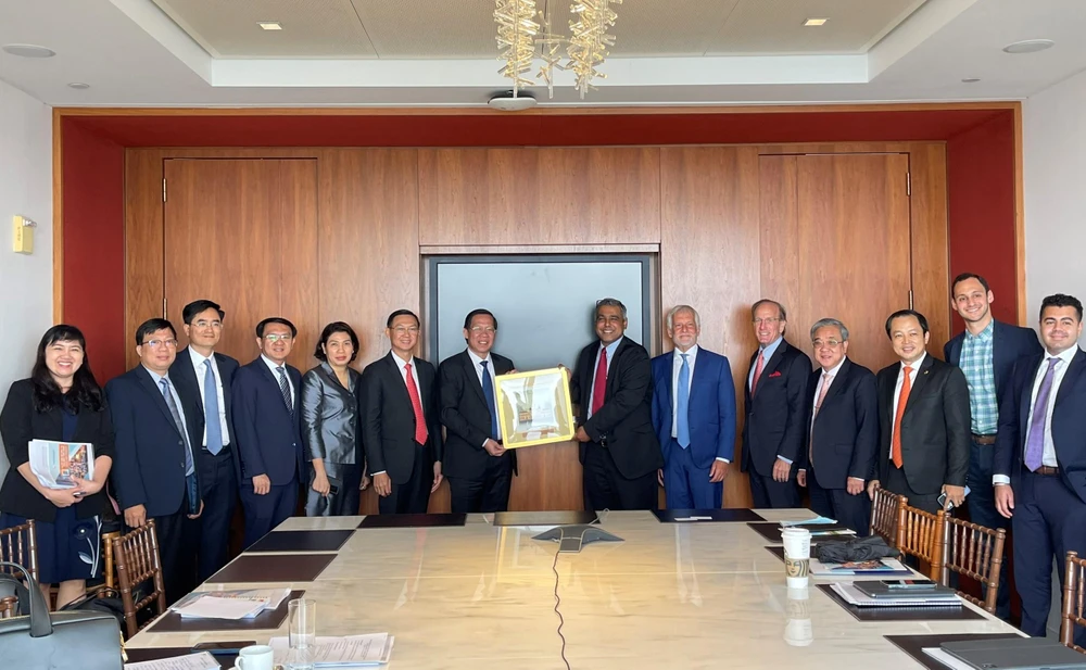 Chủ tịch UBND TP.HCM Phan Văn Mãi cùng đoàn đại biểu TP.HCM làm việc với Bank of America. Ảnh: NGỌC DIỄM (SGGP)