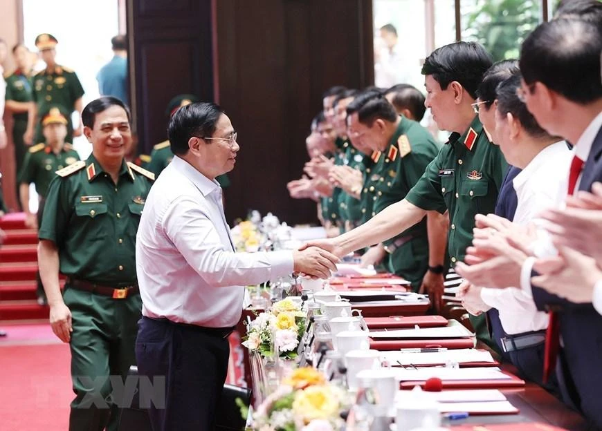 Thủ tướng cùng các đại biểu tới tham dự Hội nghị. Ảnh: TTXVN