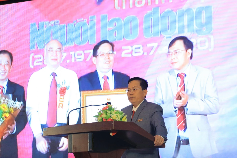 Ông Tô Đình Tuân, Tổng biên tập báo Người Lao Động, phát biểu tại buổi lễ. Ảnh: VÕ THƠ