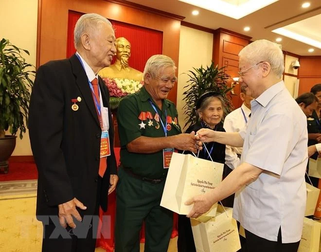 Tổng bí thư Nguyễn Phú Trọng tặng quà đại biểu người có công tiêu biểu toàn quốc hôm 23-7-2022. Ảnh: TTXVN