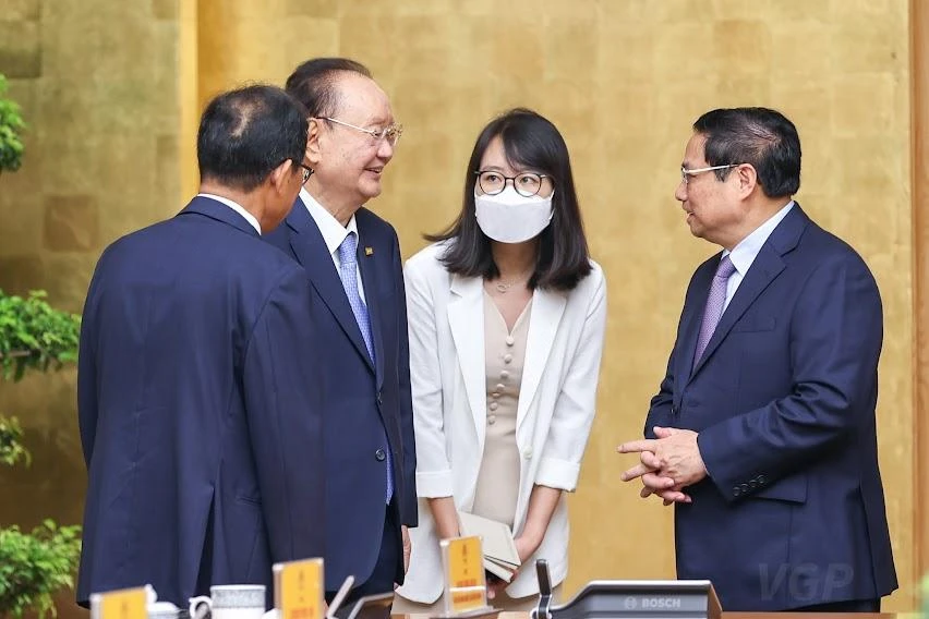 Thủ tướng trò chuyện cùng lãnh đạo Tập đoàn Charmvit. Ảnh: VGP