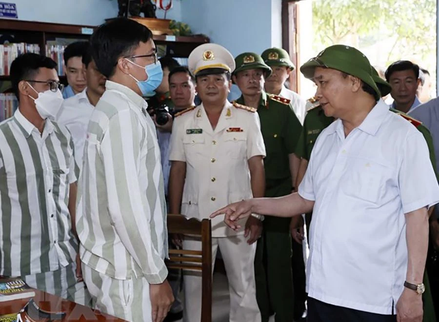 Chủ tịch nước Nguyễn Xuân Phúc thăm và kiểm tra công tác đặc xá tại phân trại số 1. Ảnh: TTXVN