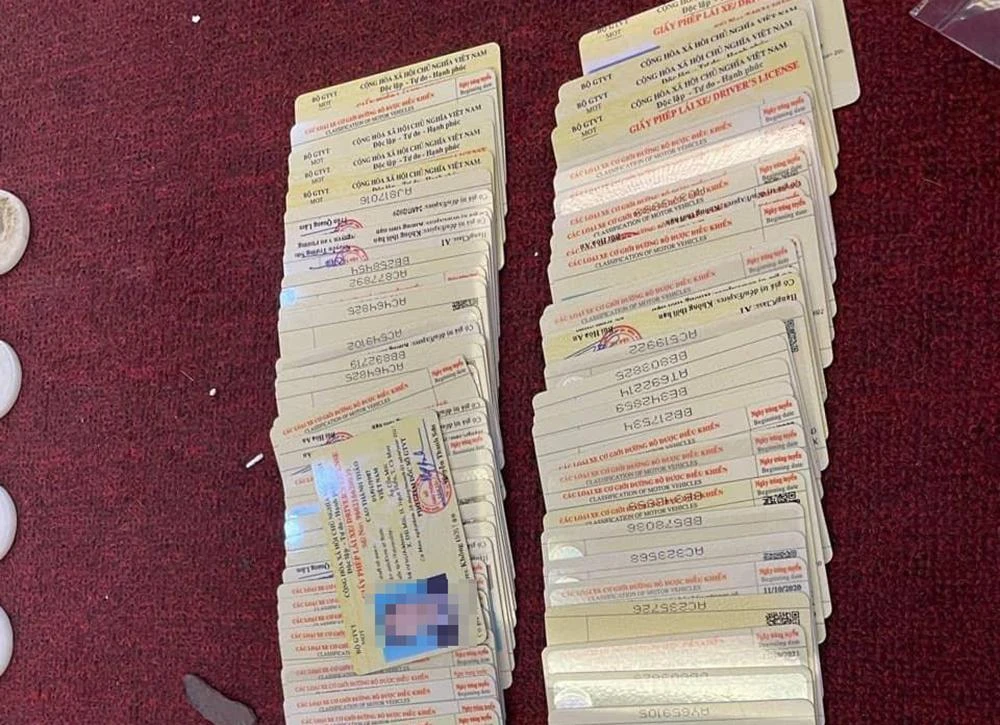 Nhiều bằng lái giả bị công an thu giữ. Ảnh: CACC Nhiều bằng lái giả bị công an thu giữ. Ảnh: CACC