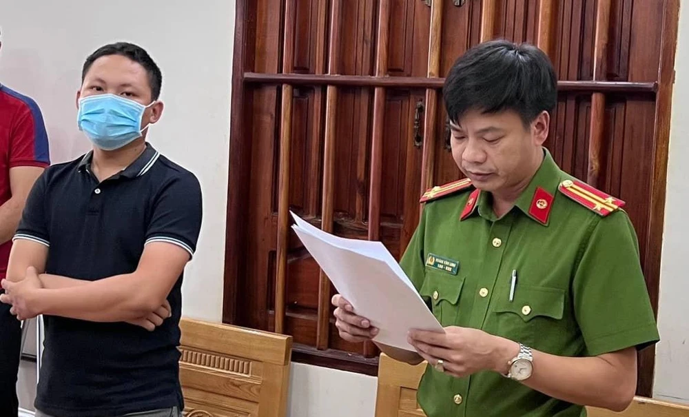 Những người trong đường dây bị công an bắt giữ. Ảnh: CACC Những người trong đường dây bị công an bắt giữ. Ảnh: CACC