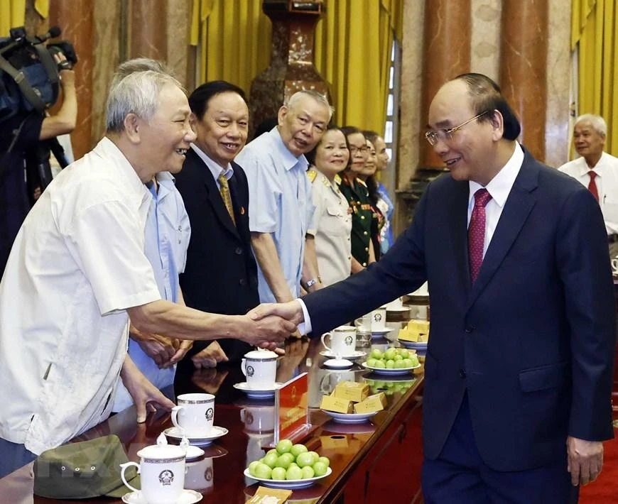 Chủ tịch nước Nguyễn Xuân Phúc gặp mặt các cán bộ từng phục vụ và bảo vệ Bác Hồ. Ảnh: TTXVN