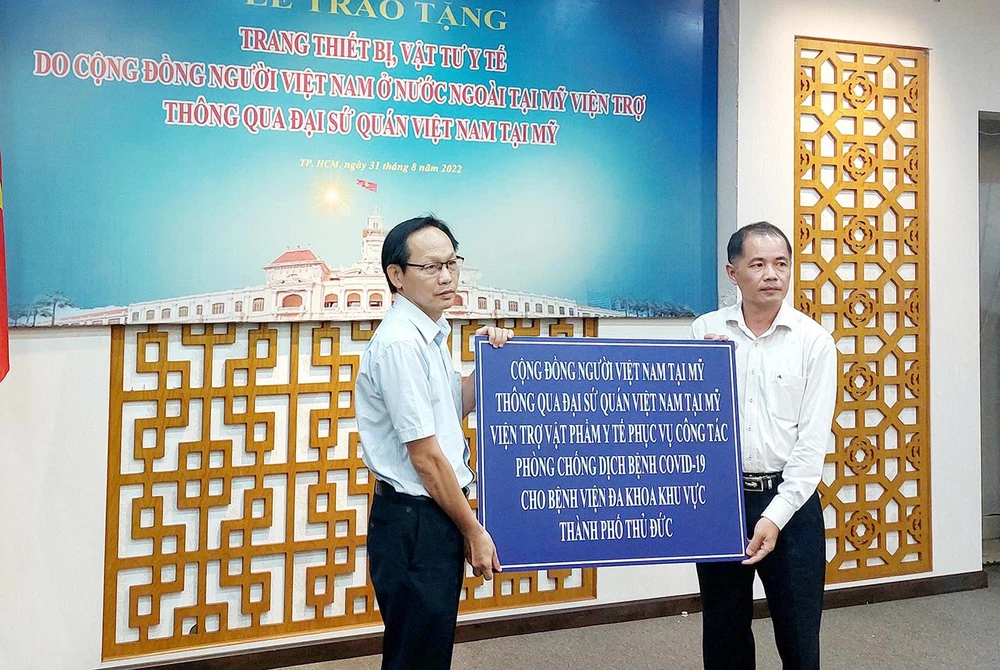 Đại diện Ủy ban người Việt Nam ở nước ngoài TP.HCM trao bảng tượng trưng hàng viện trợ của kiều bào mỸ cho Bệnh viện Đa khoa khu vực TP Thủ Đức. Ảnh: THÚY NHI Đại diện Ủy ban người Việt Nam ở nước ngoài TP.HCM trao bảng tượng trưng hàng viện trợ của kiều bào mỸ cho Bệnh viện Đa khoa khu vực TP Thủ Đức. Ảnh: THÚY NHI