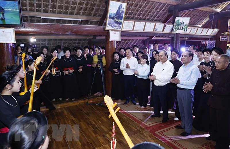 Chủ tịch nước Nguyễn Xuân Phúc thưởng thức một điệu hát Then của Câu lạc bộ hát Then thôn Tân Lập, xã Tân Trào, huyện Sơn Dương, tỉnh Tuyên Quang. Ảnh: TTXVN