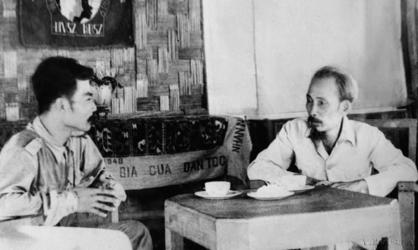 Chủ tịch Hồ Chí Minh tiếp Chủ tịch Lào Souphanouvong tại chiến khu Việt Bắc, năm 1958. Ảnh: Tư liệu TTXVN