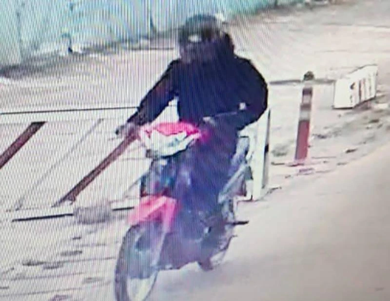 Hình ảnh kẻ cướp ngân hàng trên đường bỏ trốn.