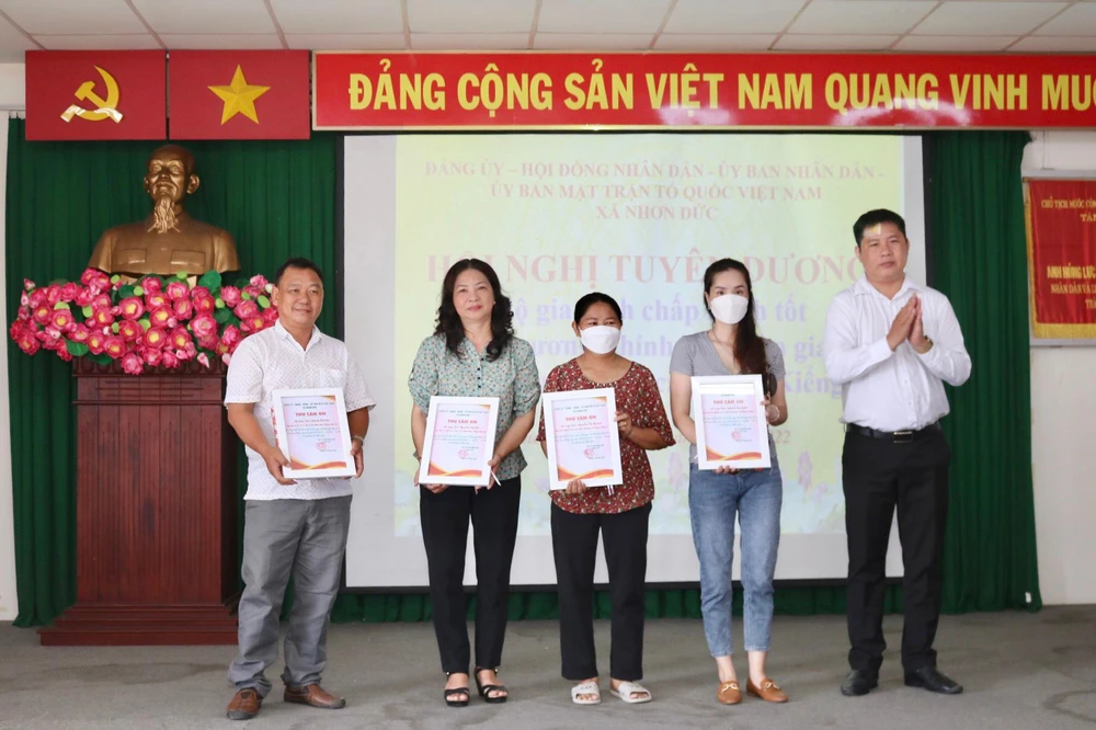 Ông Nguyễn Thanh Tuấn Bí thư Đảng ủy xã Nhơn Đức trao thư cảm ơn và tặng quà cho các hộ dân đồng thuận giải phóng mặt bằng xây dựng cầu Long Kiểng