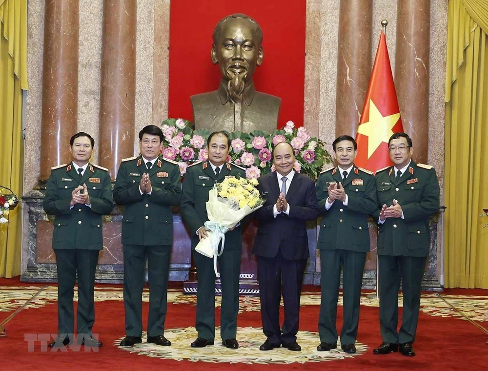Chủ tịch nước Nguyễn Xuân Phúc và lãnh đạo Bộ Quốc phòng chúc mừng Thượng tướng Phùng Sĩ Tấn. Ảnh: TTXVN