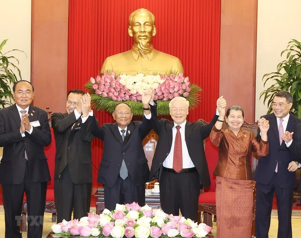 Tổng Bí thư Nguyễn Phú Trọng và Chủ tịch Danh dự Đảng Nhân dân Campuchia, Chủ tịch Quốc hội Campuchia Samdech Heng Samrin cùng các đại biểu Việt Nam - Campuchia tại buổi tiếp. Ảnh: TTXVN