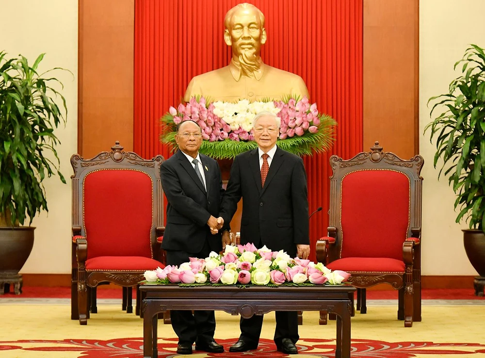 Chủ tịch Quốc hội Vương quốc Campuchia Samdech Heng Samrin chào xã giao Tổng Bí thư Nguyễn Phú Trọng. Ảnh: Quochoi