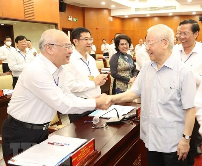 Tổng Bí thư Nguyễn Phú Trọng với các lãnh đạo chủ chốt TP.HCM. Ảnh: TTXVN