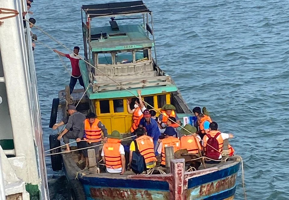 Đoàn công tác của TP.HCM thăm các chiến sĩ trên đảo Hòn Khoai. Ảnh: ANH HOÀNG