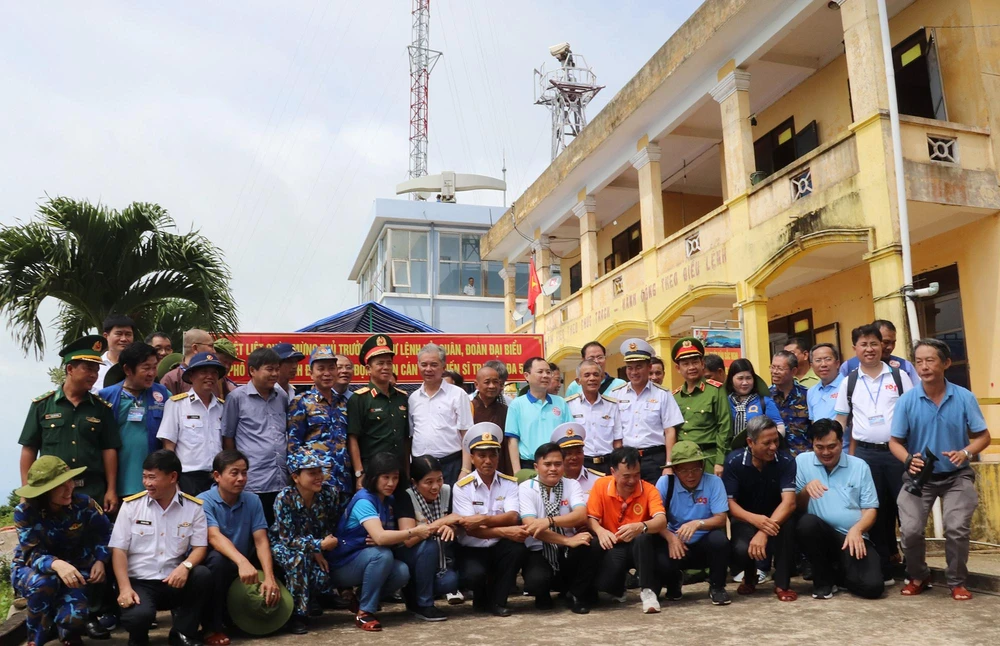 Đoàn công tác của TP.HCM thăm và tặng quà tại đảo Hòn Khoai. Ảnh: ANH HOÀNG