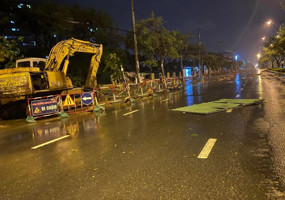 Một miếng mảng tôn của một công trình bị gió hất bay ra đường Lê Văn Hiến (phường Khuê Mỹ, quận Ngũ Hành Sơn, Đà Nẵng). Ảnh: HẢI HIẾU