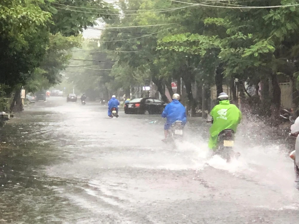 Nhiều tuyến đường ở Đà Nẵng bắt đầu ngập. VĂN QUANG