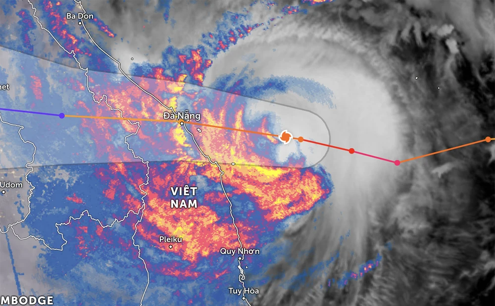 Ảnh mây vệ tinh chụp lúc 20 giờ 30 ngày 27-9 về đường đi của bão số 4. Ảnh: Zoom.earth