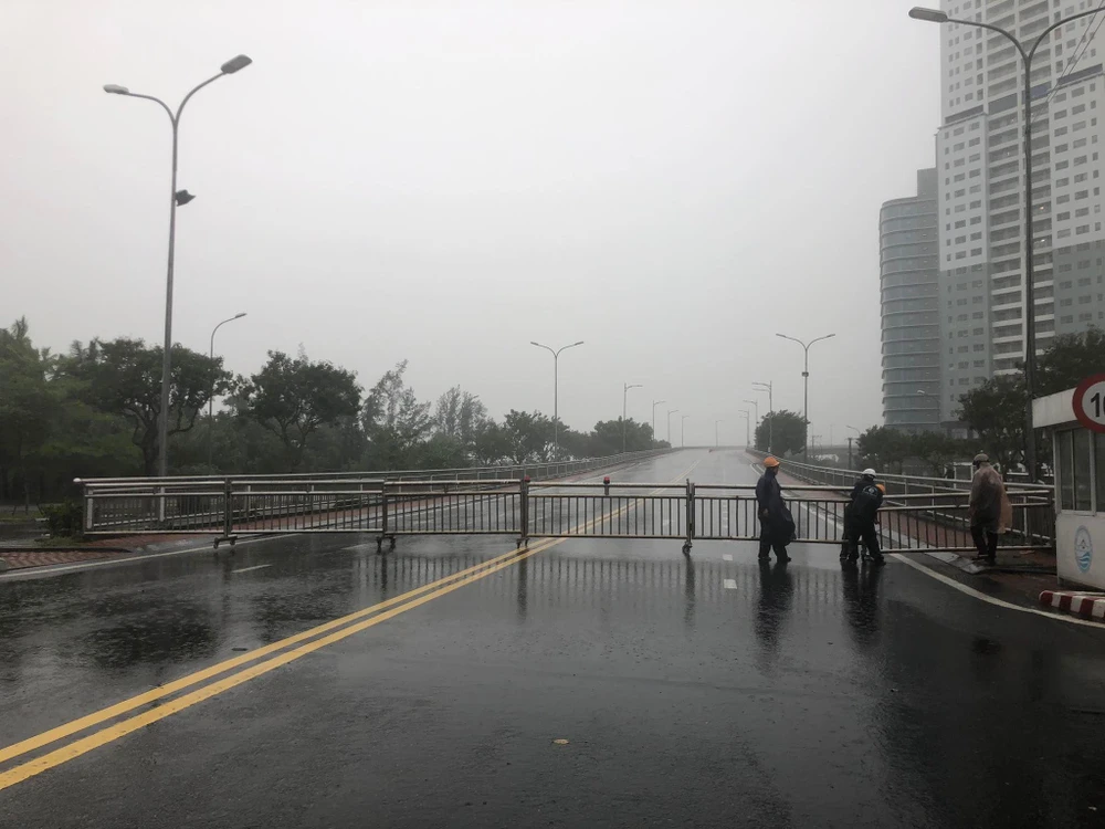 Sở GTVT Đà Nẵng đã đóng cầu Thuận Phước và hướng dẫn người dân đi các cầu khác. Ảnh: VĂN QUANG