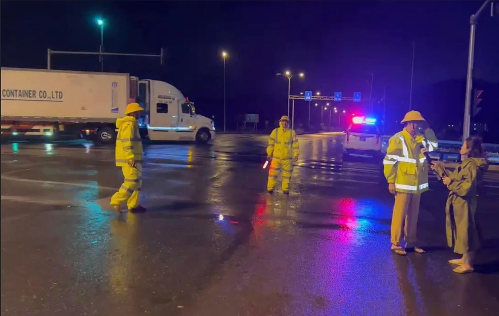 Lực lượng chức năng cấm toàn bộ phương tiện đi vào cao tốc Đà Nẵng - Quảng Ngãi kể từ 22 giờ đêm 27-9. Ảnh: LÊ PHI