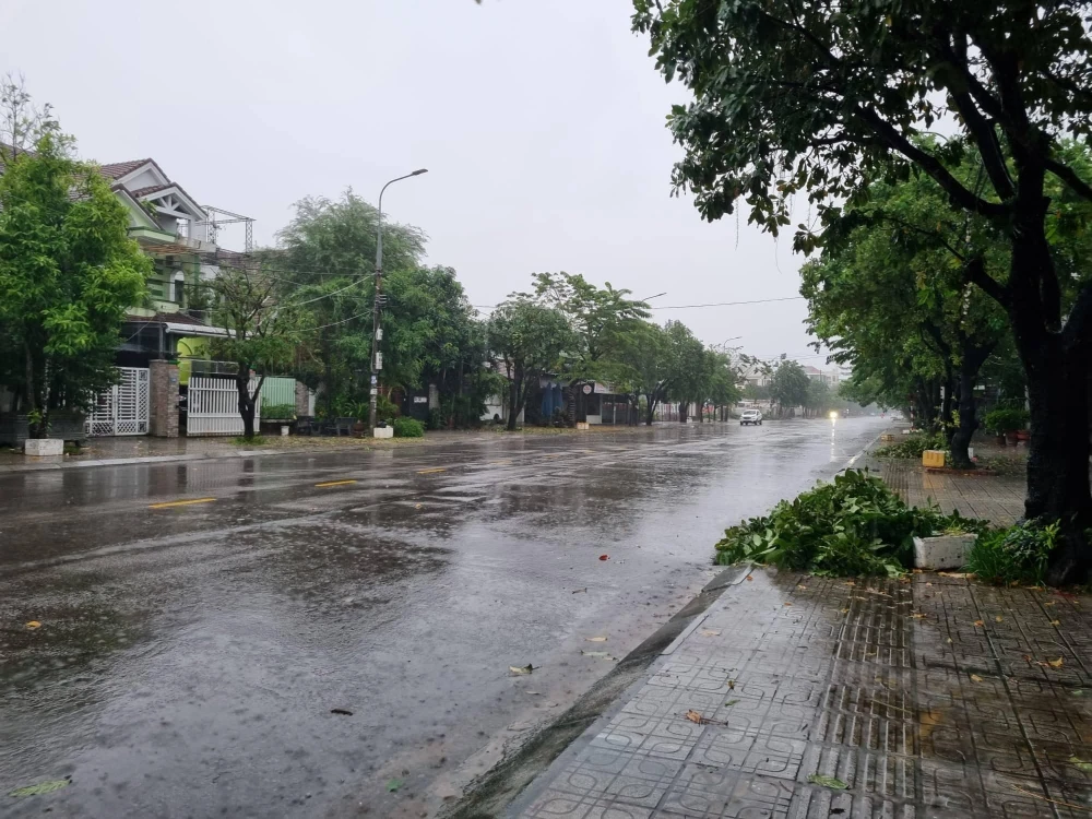 Các tuyến đường chính ở TP Tam Kỳ vắng người qua lại. Ảnh: THANH NHẬT