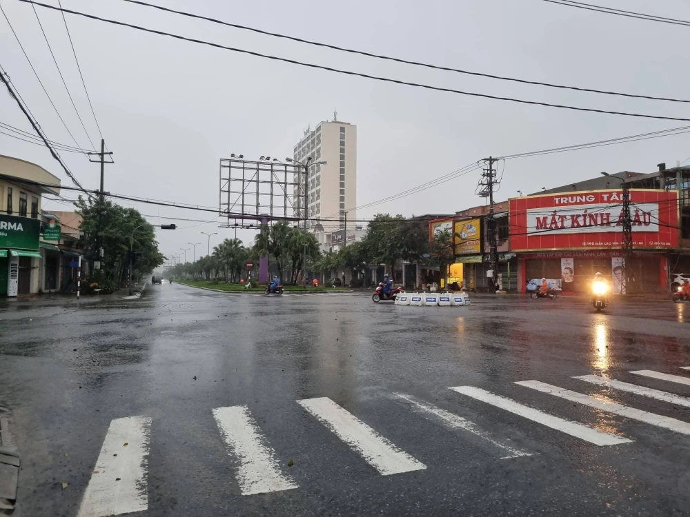 Các tuyến đường chính ở TP Tam Kỳ vắng người qua lại. Ảnh: THANH NHẬT