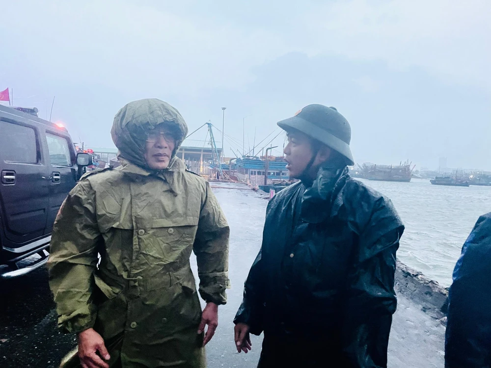 Thiếu tướng Vũ Xuân Viên, Giám đốc Công an TP Đà Nẵng kiểm tra Âu thuyền Thọ Quang cuối giờ chiều nay. Ảnh: TẤN VIỆT