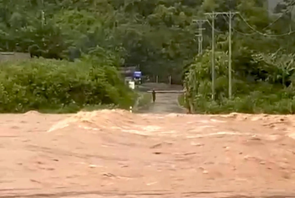 Nước lũ dâng cao làm nhiều nơi ở Quảng Trị bị chia cắt. Ảnh: ND Nước lũ dâng cao làm nhiều nơi ở Quảng Trị bị chia cắt. Ảnh: ND