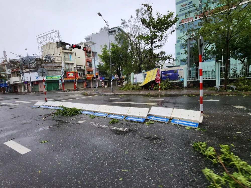 Bão số 4: Đã đổ bộ đất liền, Đà Nẵng- Quảng Nam bị bão quật tơi tả ảnh 34 Bão số 4: Đã đổ bộ đất liền, Đà Nẵng- Quảng Nam bị bão quật tơi tả ảnh 34