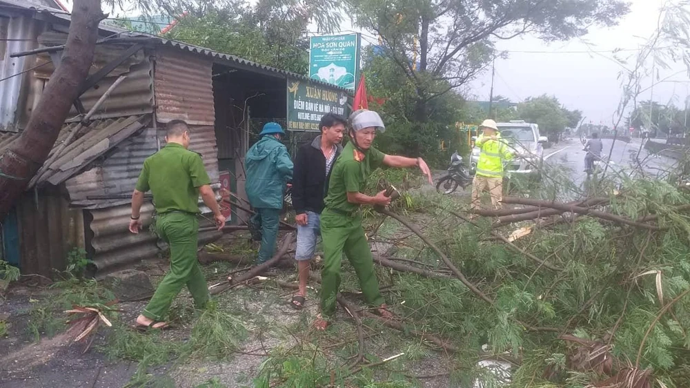 Bão số 4: Đã đổ bộ đất liền, Đà Nẵng- Quảng Nam bị bão quật tơi tả ảnh 37 Bão số 4: Đã đổ bộ đất liền, Đà Nẵng- Quảng Nam bị bão quật tơi tả ảnh 37