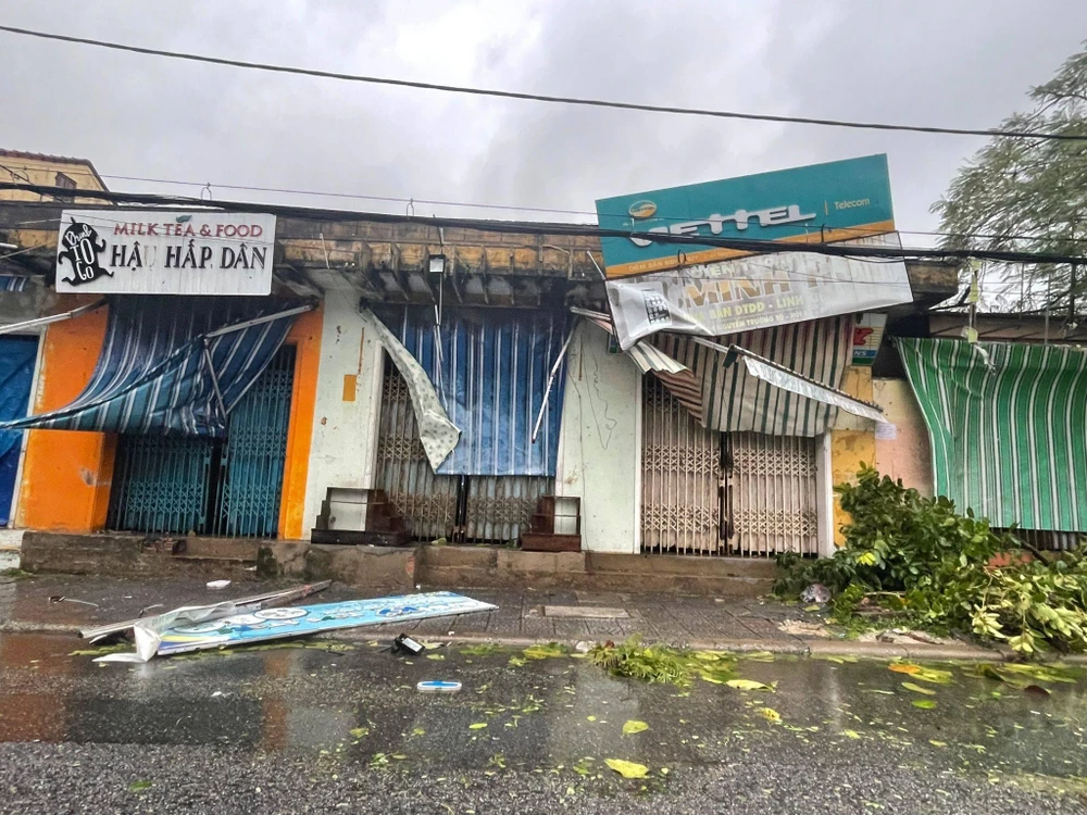 Bão số 4: Đã đổ bộ đất liền, Đà Nẵng- Quảng Nam bị bão quật tơi tả ảnh 28 Bão số 4: Đã đổ bộ đất liền, Đà Nẵng- Quảng Nam bị bão quật tơi tả ảnh 28