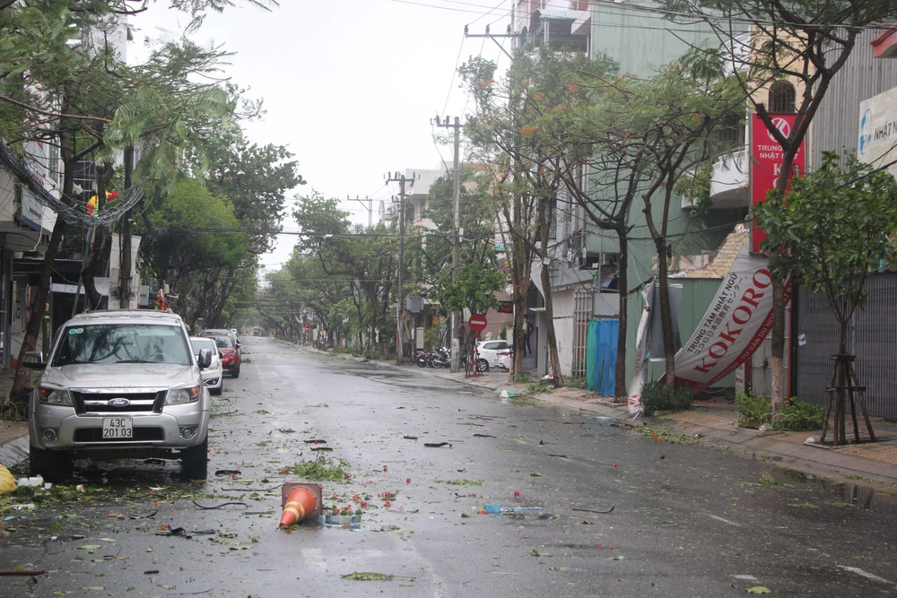 Bão số 4: Đã đổ bộ đất liền, Đà Nẵng- Quảng Nam bị bão quật tơi tả ảnh 12 Bão số 4: Đã đổ bộ đất liền, Đà Nẵng- Quảng Nam bị bão quật tơi tả ảnh 12