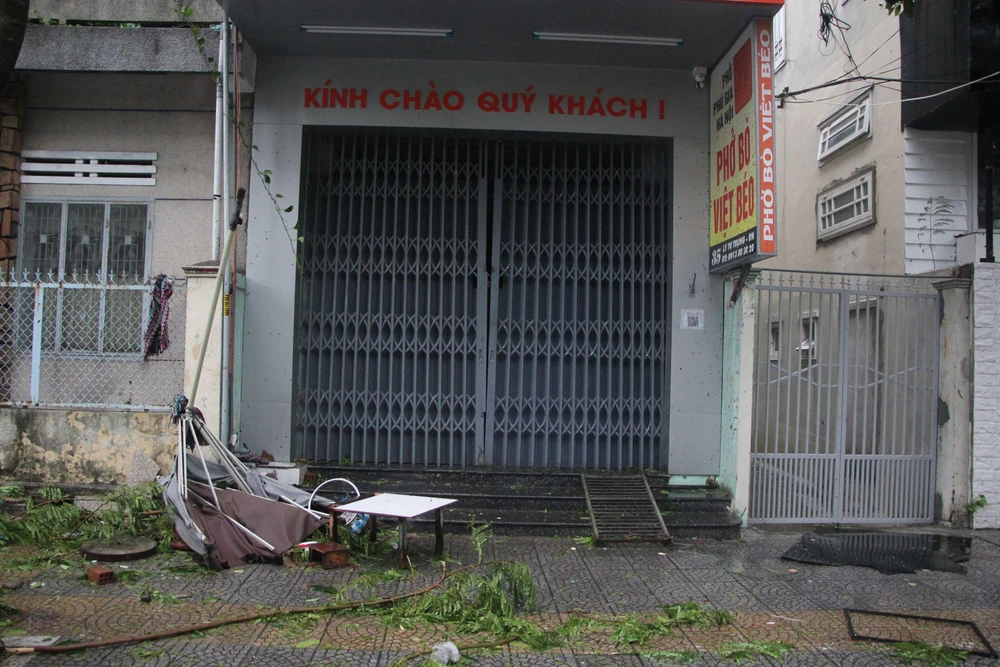 Bão số 4: Đã đổ bộ đất liền, Đà Nẵng- Quảng Nam bị bão quật tơi tả ảnh 14 Bão số 4: Đã đổ bộ đất liền, Đà Nẵng- Quảng Nam bị bão quật tơi tả ảnh 14