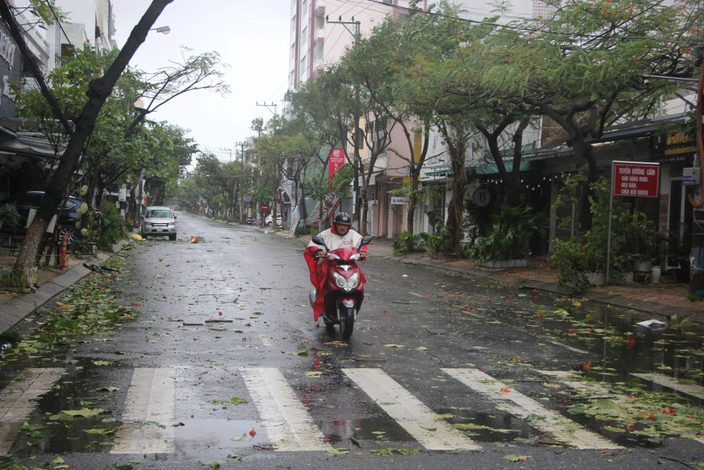 Đã có lác đác một số người dân ra đường. Ảnh: NGÔ QUANG Đã có lác đác một số người dân ra đường. Ảnh: NGÔ QUANG