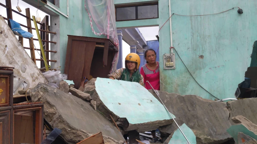 Căn nhà của gia đình bà Nguyễn Thị Mai bị sập hoàn toàn do bão số 4. Ảnh: NGUYỄN DO Căn nhà của gia đình bà Nguyễn Thị Mai bị sập hoàn toàn do bão số 4. Ảnh: NGUYỄN DO