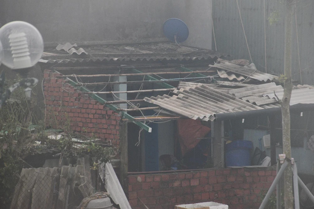 Nhiều căn nhà trên đảo Lý Sơn bị gió bão làm tốc mái. Ảnh: TN Nhiều căn nhà trên đảo Lý Sơn bị gió bão làm tốc mái. Ảnh: TN