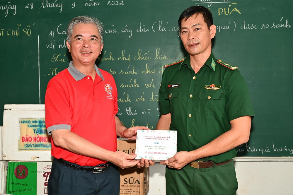 Phó Chủ tịch UBND TP.HCM Ngô Minh Châu tặng quà cho các cán bộ, chiến sĩ trên đảo Hòn Chuối.