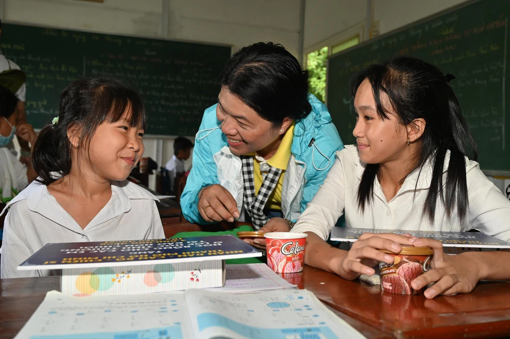 Chủ tịch Hội Liên hiệp Phụ nữ TP.HCM Nguyễn Trần Phượng Trân trò chuyện với các em học sinh trên đảo.