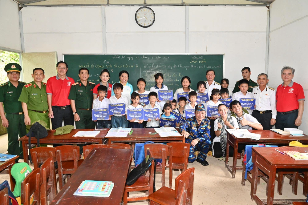 Đoàn công tác TP.HCM thăm và động viên cán bộ, chiến sĩ đang làm nhiệm vụ tại đảo Hòn Chuối.