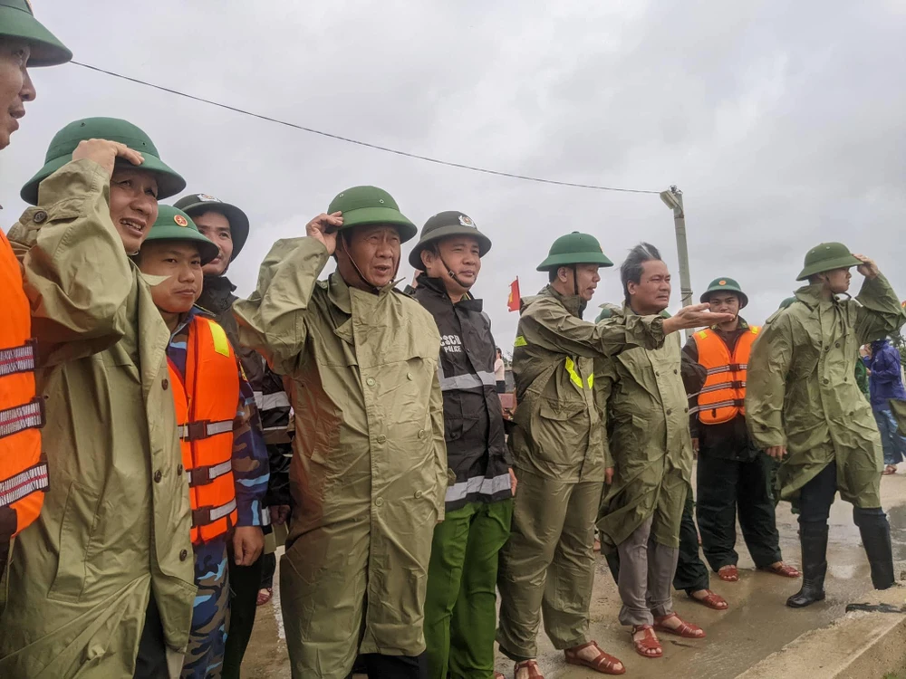 Phó Thủ tướng đến kiểm tra tại khu vực kè xã Phú Thuận, huyện Phú Vang (Thừa Thiên - Huế). Ảnh: NDO Phó Thủ tướng đến kiểm tra tại khu vực kè xã Phú Thuận, huyện Phú Vang (Thừa Thiên - Huế). Ảnh: NDO