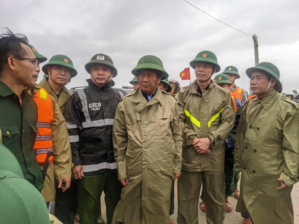 Phó Thủ tướng đến kiểm tra tại khu vực kè xã Phú Thuận, huyện Phú Vang (Thừa Thiên - Huế). Ảnh: NDO Phó Thủ tướng đến kiểm tra tại khu vực kè xã Phú Thuận, huyện Phú Vang (Thừa Thiên - Huế). Ảnh: NDO