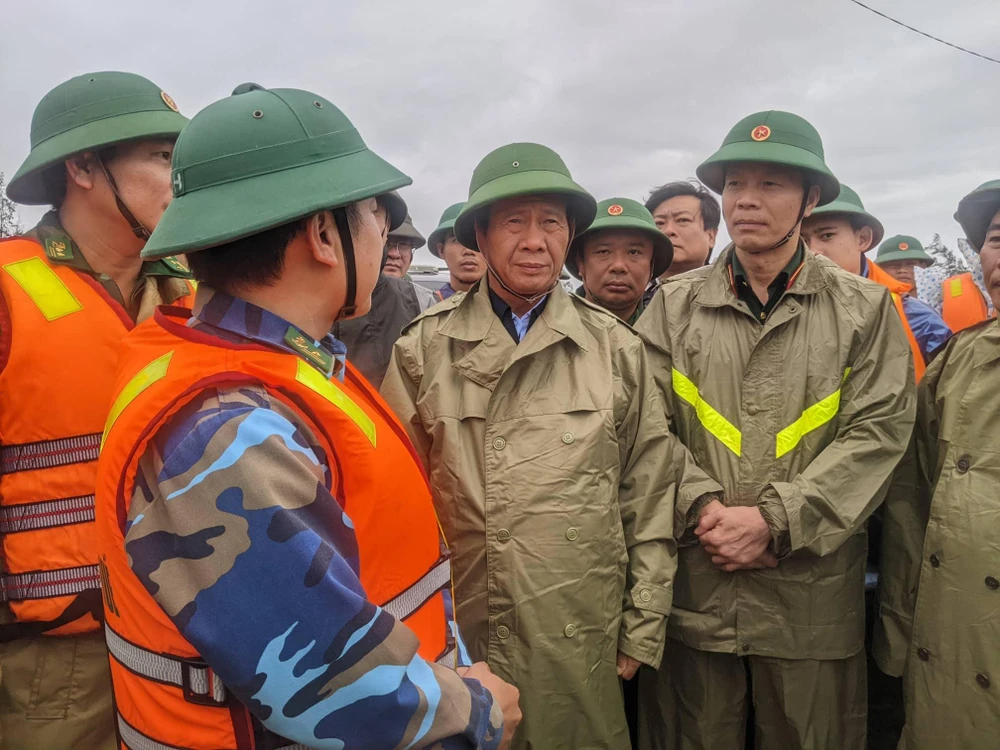 Phó Thủ tướng Lê Văn Thành đến kiểm tra tại khu vực kè xã Phú Thuận, huyện Phú Vang (Thừa Thiên - Huế). Ảnh: NDO Phó Thủ tướng Lê Văn Thành đến kiểm tra tại khu vực kè xã Phú Thuận, huyện Phú Vang (Thừa Thiên - Huế). Ảnh: NDO