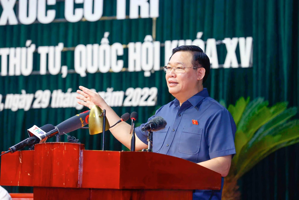 Chủ tịch Quốc hội Vương Đình Huệ trả lời các kiến nghị của cử tri TP Hải Phòng. Ảnh: Quochoi.vn