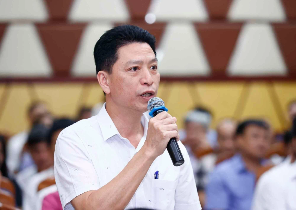 Cử tri TP Hải Phòng nêu ý kiến về vấn đề cải cách tiền lương, chế độ, chính sách đối với công chức, viên chức. Ảnh: Quochoi.vn