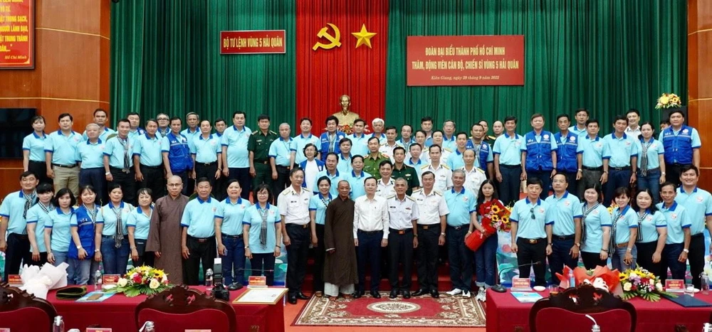 Các đại biểu chụp ảnh lưu niệm tại lễ tổng kết. Ảnh: LONG HỒ